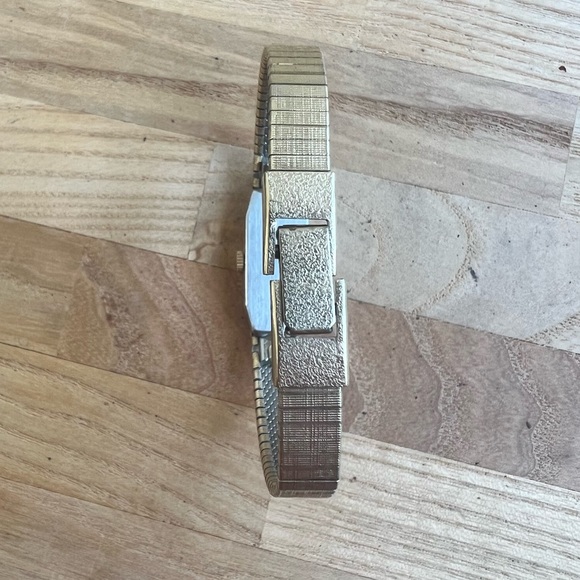 Vintage Wittnauer ladies dress watch 10k gold plated with diamonds NEW BATTERY